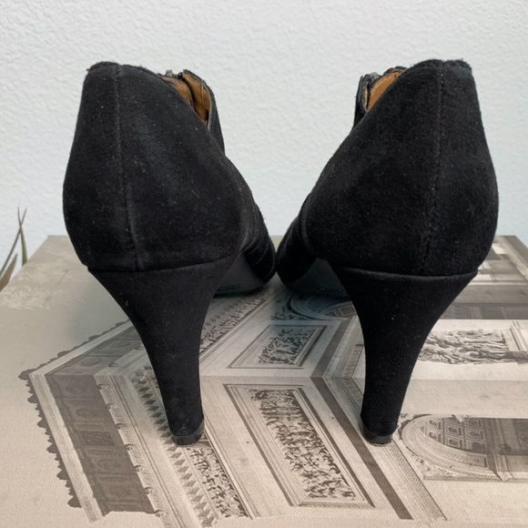 Aerosoles Heel-rest - Black Bootie. In a faux suede with a zipper in the front - Picture 2 of 6